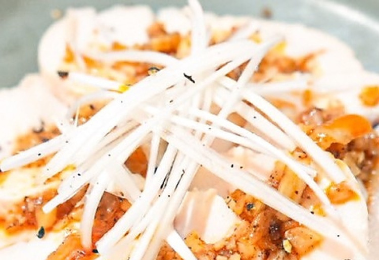 しっとり鶏ハムのラー油がけ