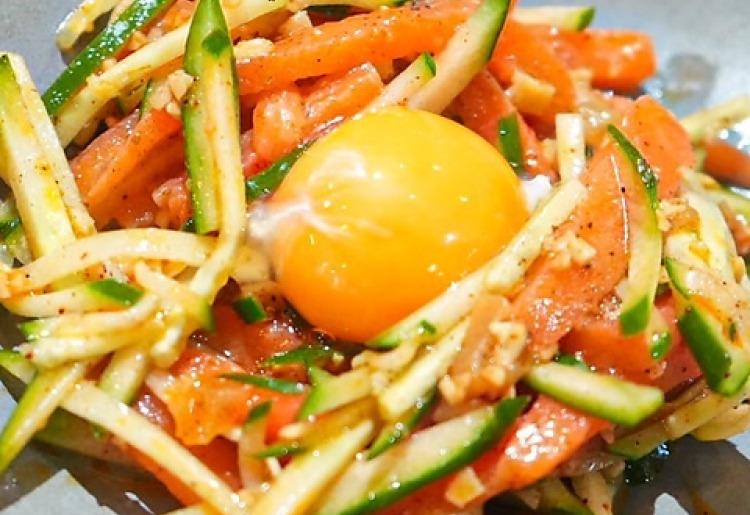 サーモンのピリ辛ユッケ