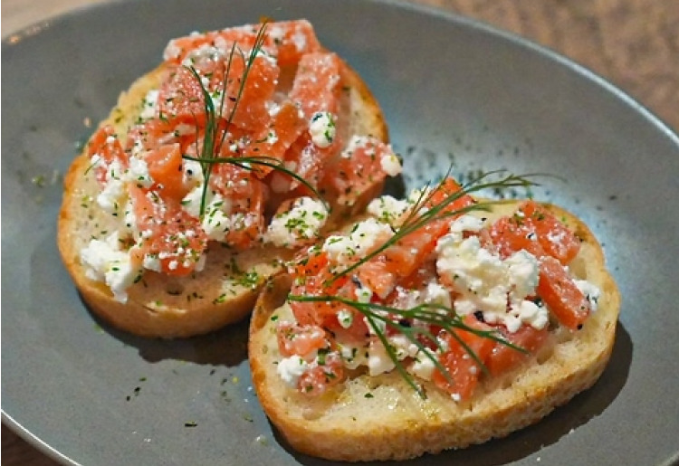 サーモンとカッテージチーズのブルスケッタ（2個）