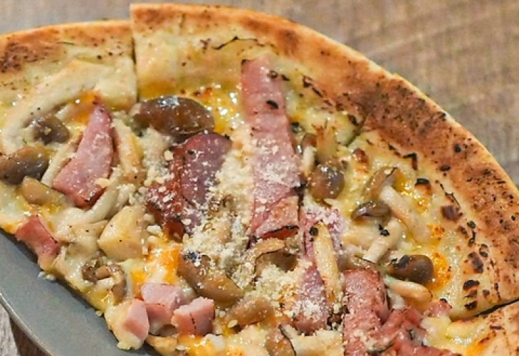 きのことベーコンのホワイトピザ