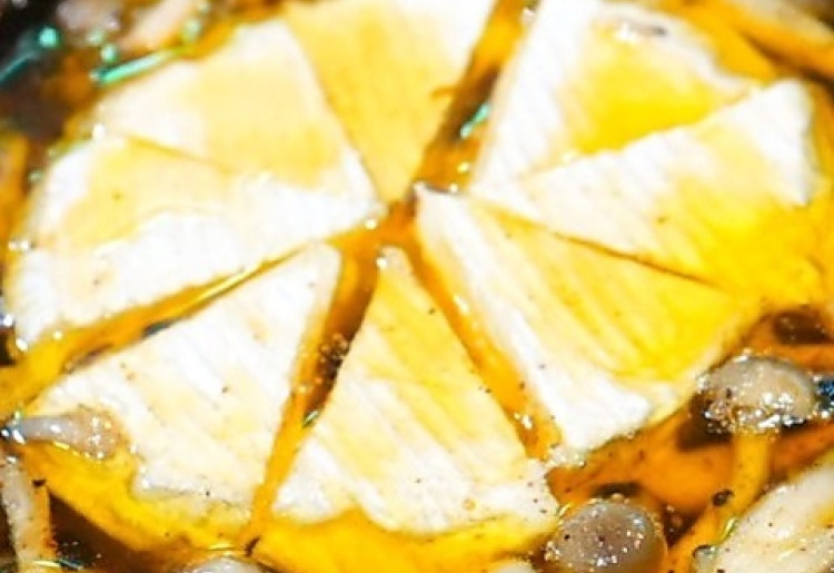 カマンベールときのこのアヒージョ