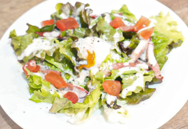 半熟卵とベーコンのシーザーサラダ