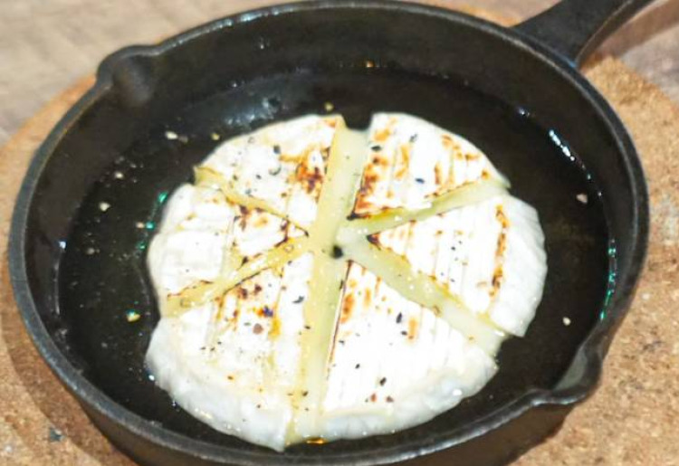 焼きカマンベールと蜂蜜のグリル